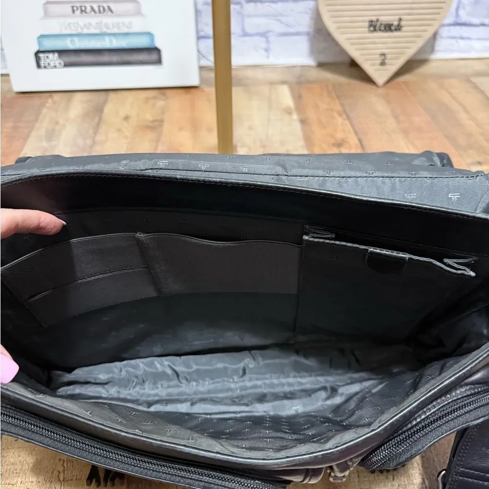 TUMI Alpha Nappa Leather Flap Expandable Briefcase Black Messenger Bag Has Flaws